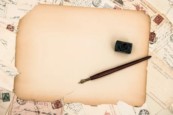 Eski kağıt levha, tükenmez kalem, eski mektup ve kartlar — Stok fotoğraf