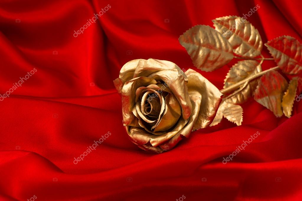 Hãy chiêm ngưỡng những bông hoa hồng vàng óng ánh trong hình ảnh này. Với vẻ đẹp sang trọng và quyến rũ, các bông hồng này sẽ khiến cho bất kỳ ai cũng khao khát sở hữu chúng trong buổi tiệc cưới của mình.