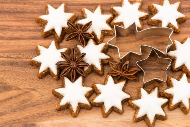 gülümseyen güzel sarışın genç kadın