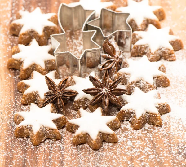 Cinnamon stars and star anise on wood — Stock Photo, Image