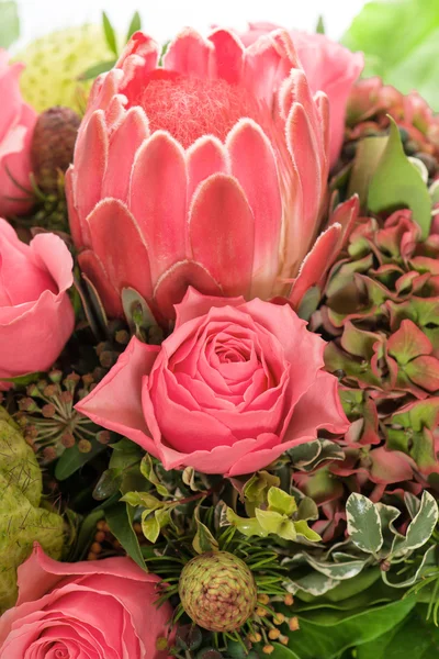 Bukett rosor med rosa exotisk blomma — Stockfoto