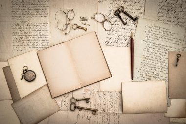 Açık kitap, antika aksesuarlar, eski harfler