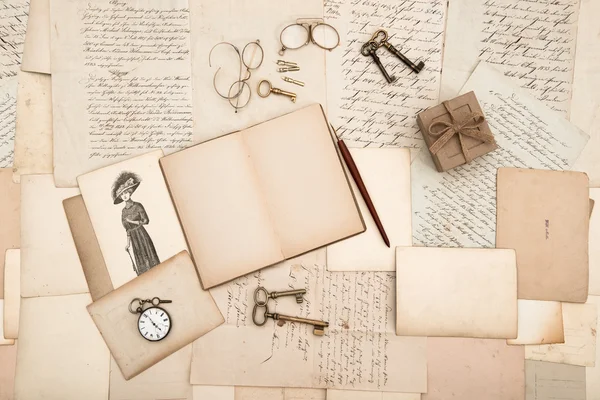 Antique accessories, old letters and fashion drawing — Stock Photo, Image