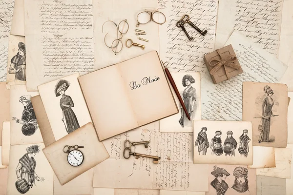 Antique accessories, old letters and fashion drawings — Stock Photo, Image