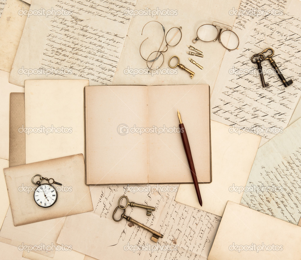 lettergreep Beoordeling Glad Antieke accessoires, oude brieven, horloge en sleutels ⬇ Stockfoto,  rechtenvrije foto door © LiliGraphie #16233777