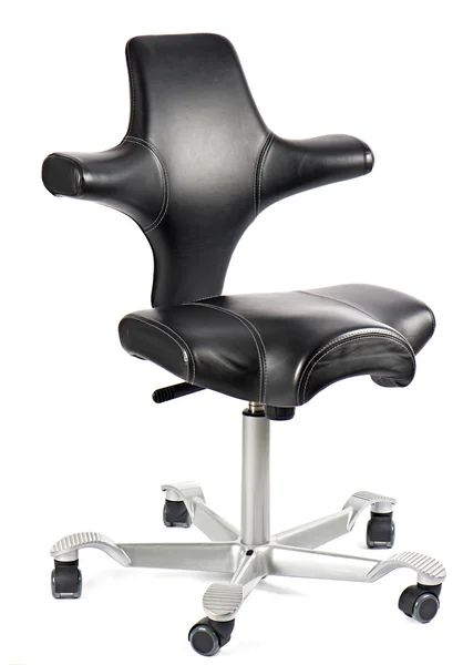 Cadeira de escritório de couro preto isolado no branco — Fotografia de Stock