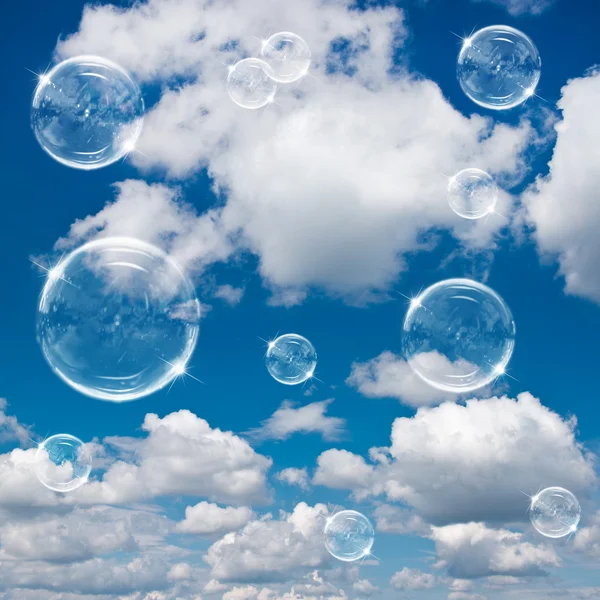 Mýdlové bubliny na pozadí zamračená obloha — Stock fotografie