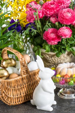 bahar çiçekleri ile Paskalya yumurtaları ve tavşan