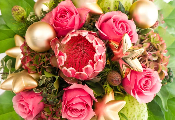 Protéines de fleurs exotiques et roses roses fraîches — Photo
