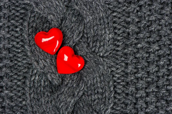 Rode harten op gebreide wol achtergrond. Aftelkalender voor Valentijnsdag — Stockfoto