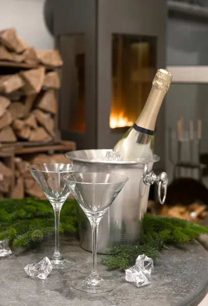 Romantische Tischdekoration mit Champagner und Kamin — Stockfoto
