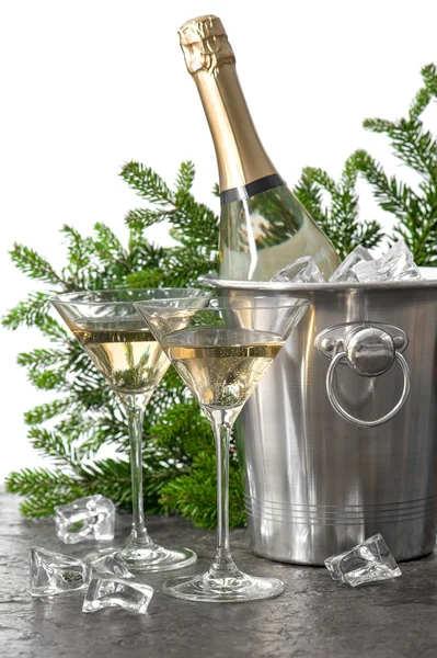 Butelkę szampana z dwoma szklankami — Zdjęcie stockowe