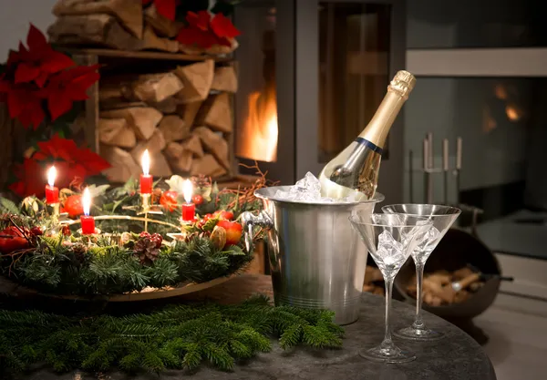 Bottiglia di champagne, bicchieri e camino — Foto Stock