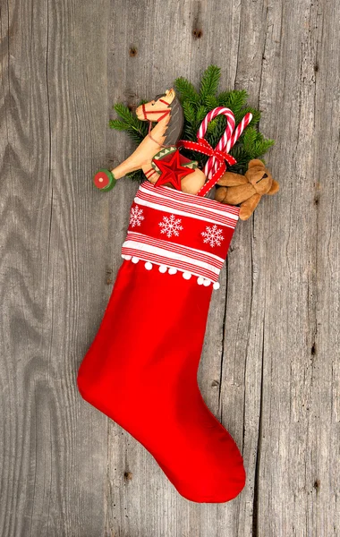 Vánoční punčocha s nostalgickou historických hraček dekorace — Stock fotografie