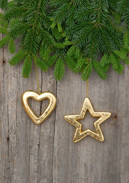新鲜圣诞树枝与金色装饰 — 图库照片