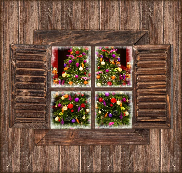 Holzfenster mit Weihnachtsbaum — Stockfoto