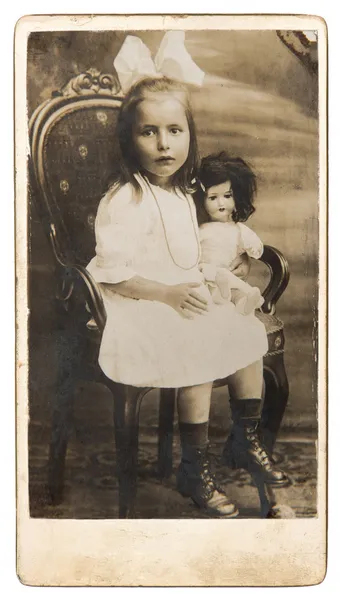 Vieille photo de petite fille avec jouet poupée — Photo