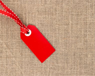 kırmızı kurdele üzerine çuval bezi etiketle