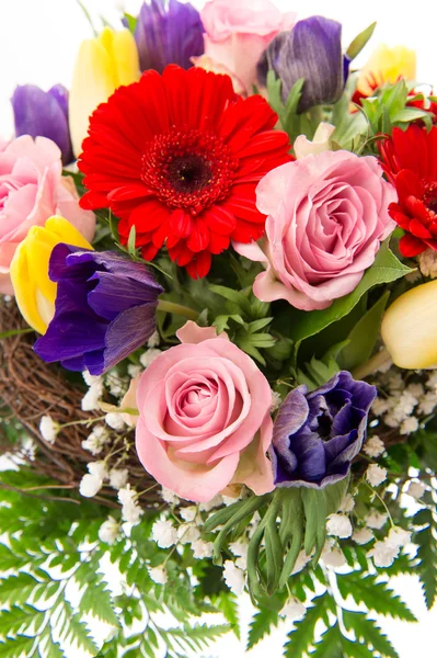 Ramo de rosas rosadas con coloridas flores de primavera — Foto de Stock