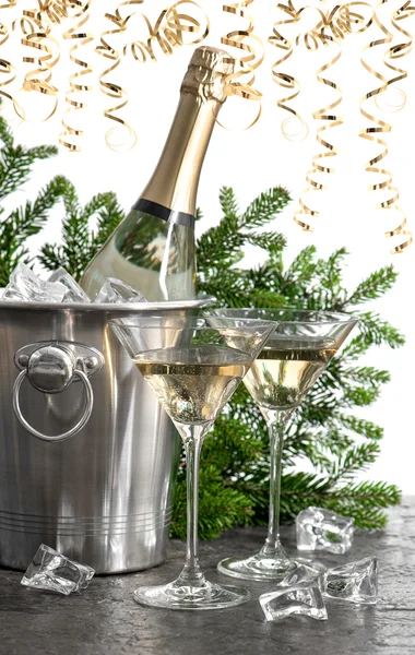 Två glas champagne och gyllene streamer — Stockfoto