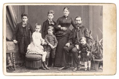 eski bir aile fotoğrafı. Beş çocuklu aileler