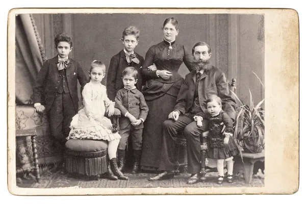 Foto de família antiga. pais com cinco filhos — Fotografia de Stock