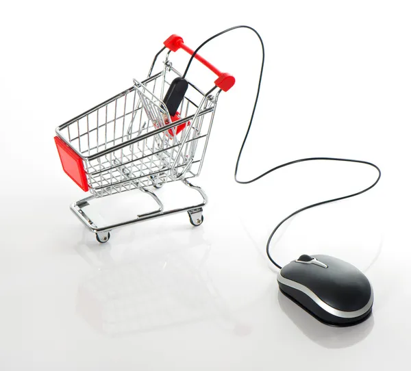Internet concept d'achat en ligne. souris et chariot d'ordinateur — Photo