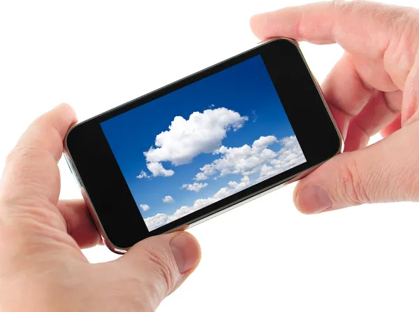 Голубое небо с изображением белых облаков на дисплее интеллектуального коммуникатора — стоковое фото