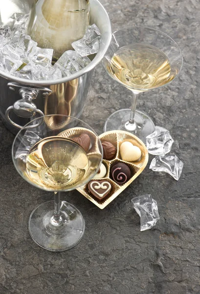 Två glas, flaska champagne och choklad — Stockfoto
