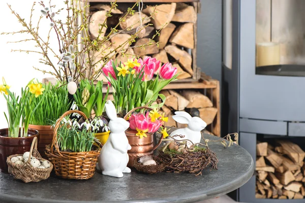 Heminredning med vårblommor och påsk dekoration — Stockfoto