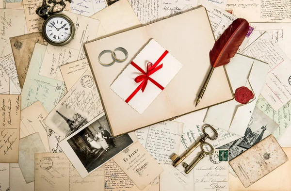 Old photos, letters, rings, keys and postcards — Stock Photo, Image