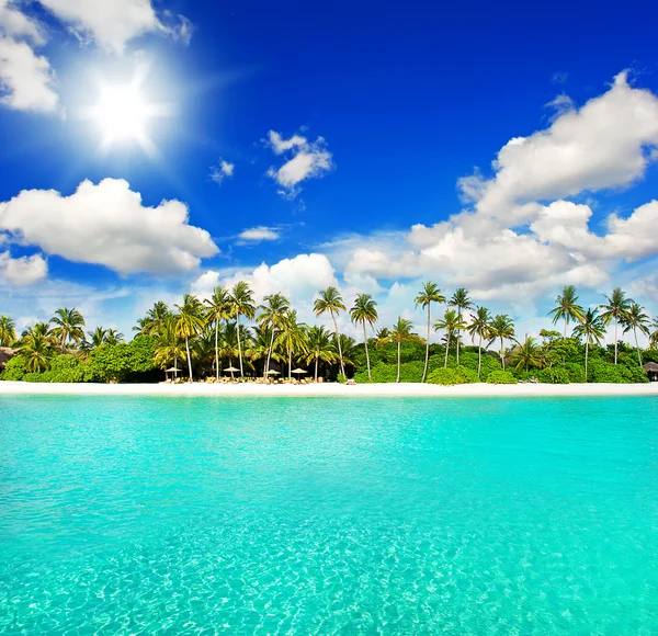 Landschaft tropischer Inselstrand mit blauem Himmel — Stockfoto