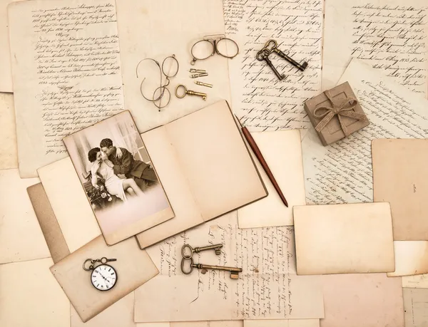 Старые письма, старинные аксессуары, дневник и фото — стоковое фото