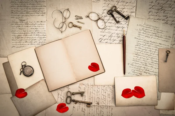 Open book, antique accessories, old love letters — Stock Photo, Image