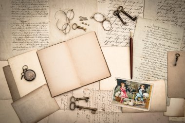 Açık kitap, antika aksesuarlar ve vintage Paskalya kartı