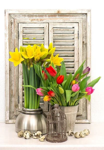 Décoration à la maison avec des fleurs de printemps fraîches et des œufs de Pâques — Photo