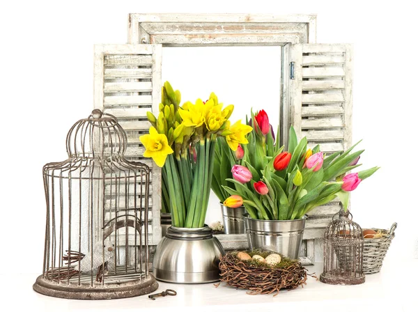 Домашний интерьер со свежими весенними цветами и пасхальными яйцами — стоковое фото