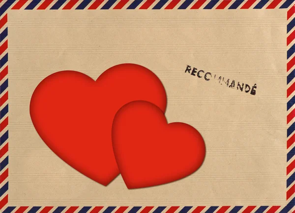 Enveloppe de poste aérienne vintage avec coeurs d'amour rouges — Photo