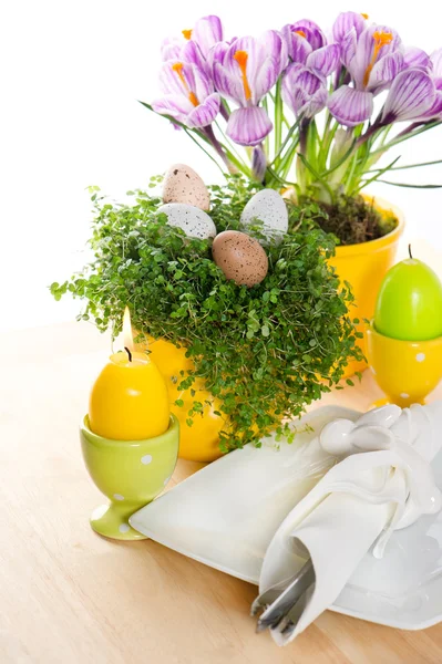 Påsk dukningen med blommor, ägg och ljus — Stockfoto