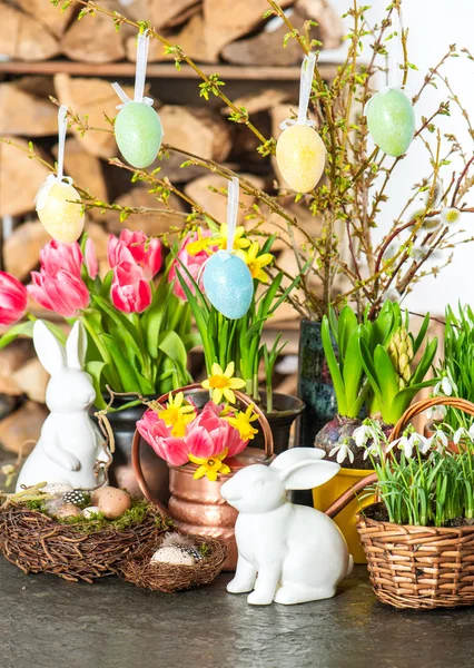 Lentebloemen met Pasen paashaas en eitjes decoratie — Stockfoto