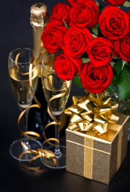 kırmızı gül, altın hediye ve ve şampanya