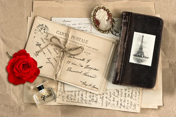 Rose rouge, vieilles lettres françaises et cartes postales — Photo