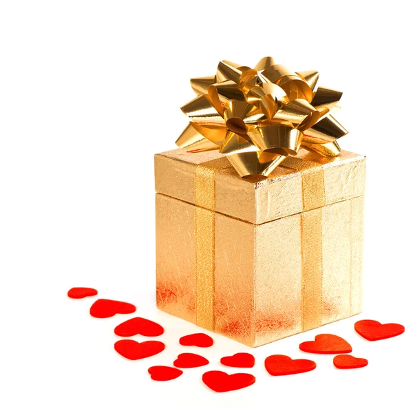 Confezione regalo dorata con fiocco e cuore rosso decorazione — Foto Stock