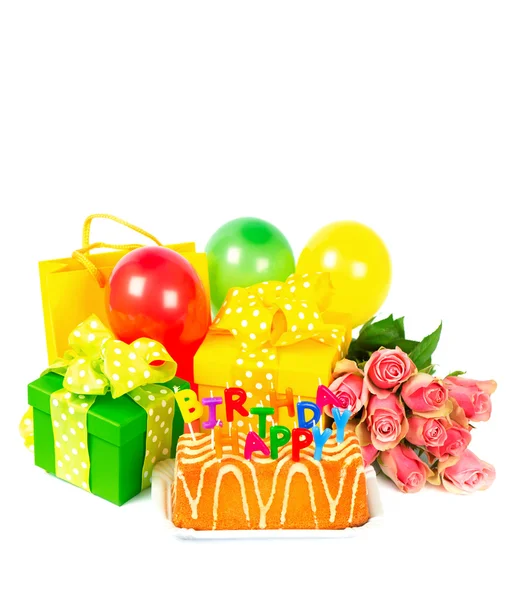 Decoração de aniversário com bolo, presentes e flores — Fotografia de Stock
