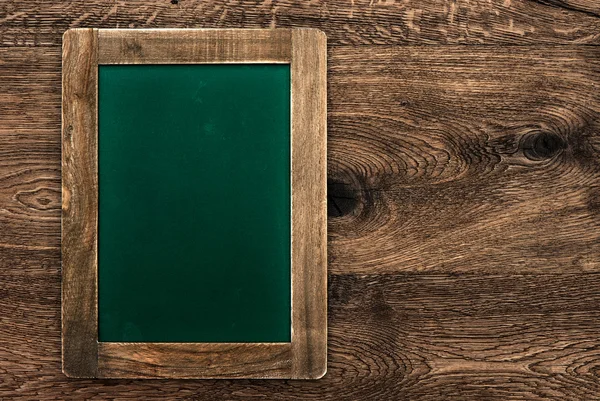 Pizarra verde vintage con marco rústico — Foto de Stock