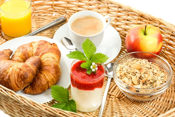 Desayuno con café, croissants y zumo de naranja — Foto de Stock