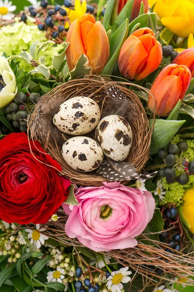 Primo piano di bouquet pasquale colorato con uova — Foto Stock