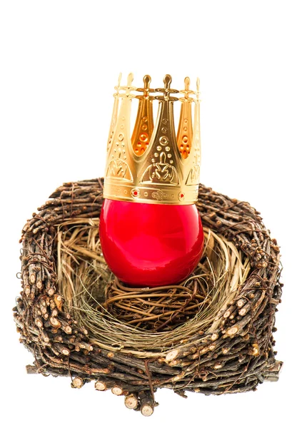 Oeuf de Pâques rouge avec couronne dorée décoration — Photo