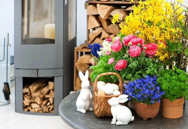 Домашний интерьер с весенними цветами и пасхальными украшениями — стоковое фото