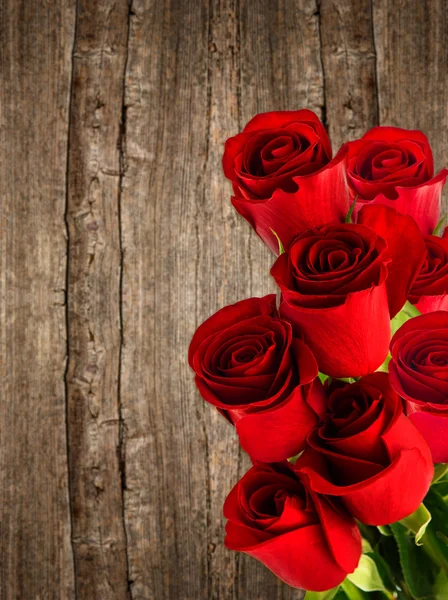 Ramo de flores de rosa roja fresca en madera —  Fotos de Stock